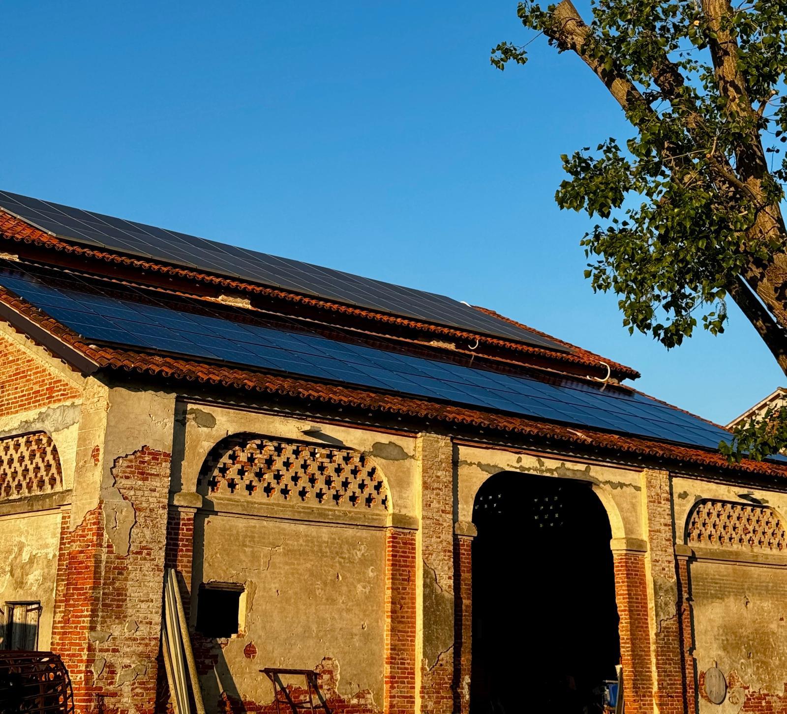 una vecchia stalla a cui abbiamo installato con successo un impianto fotovoltaico sul tetto ottenendo un contributo dallo stato