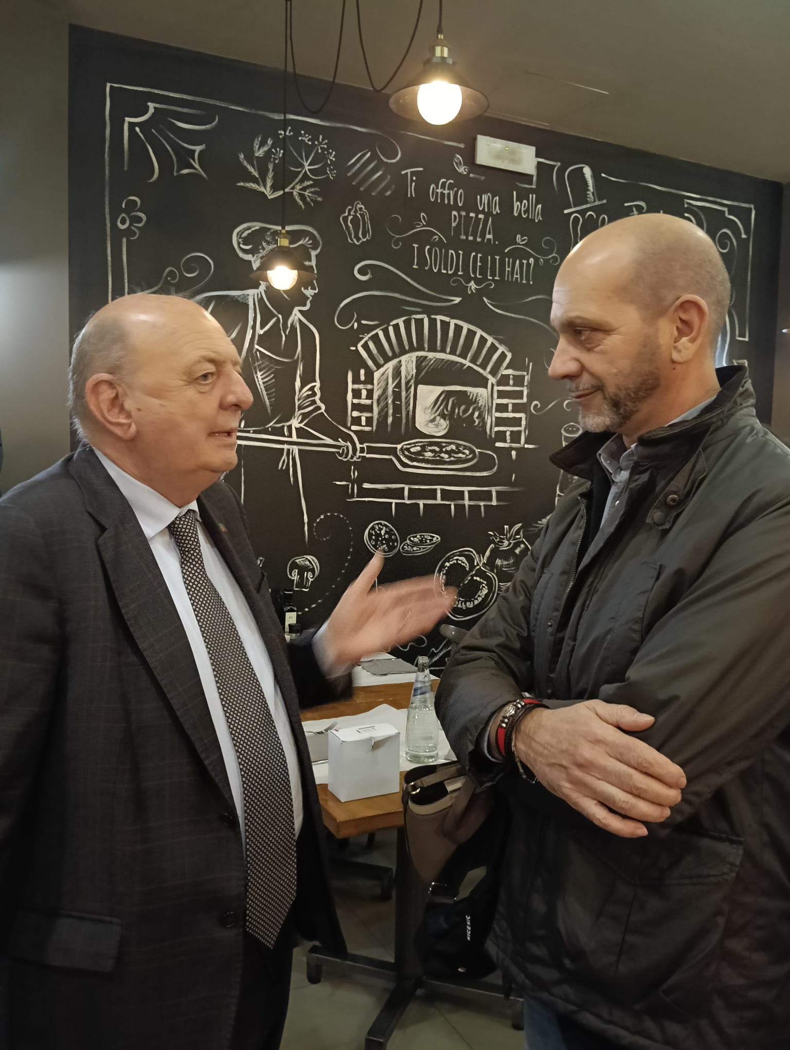 Nell'Immagine Si Vede Il Ceo Di E-Cer Ed E-Casaitalia Parlare Con Il Ministro Della Transizione Energetica Frattin