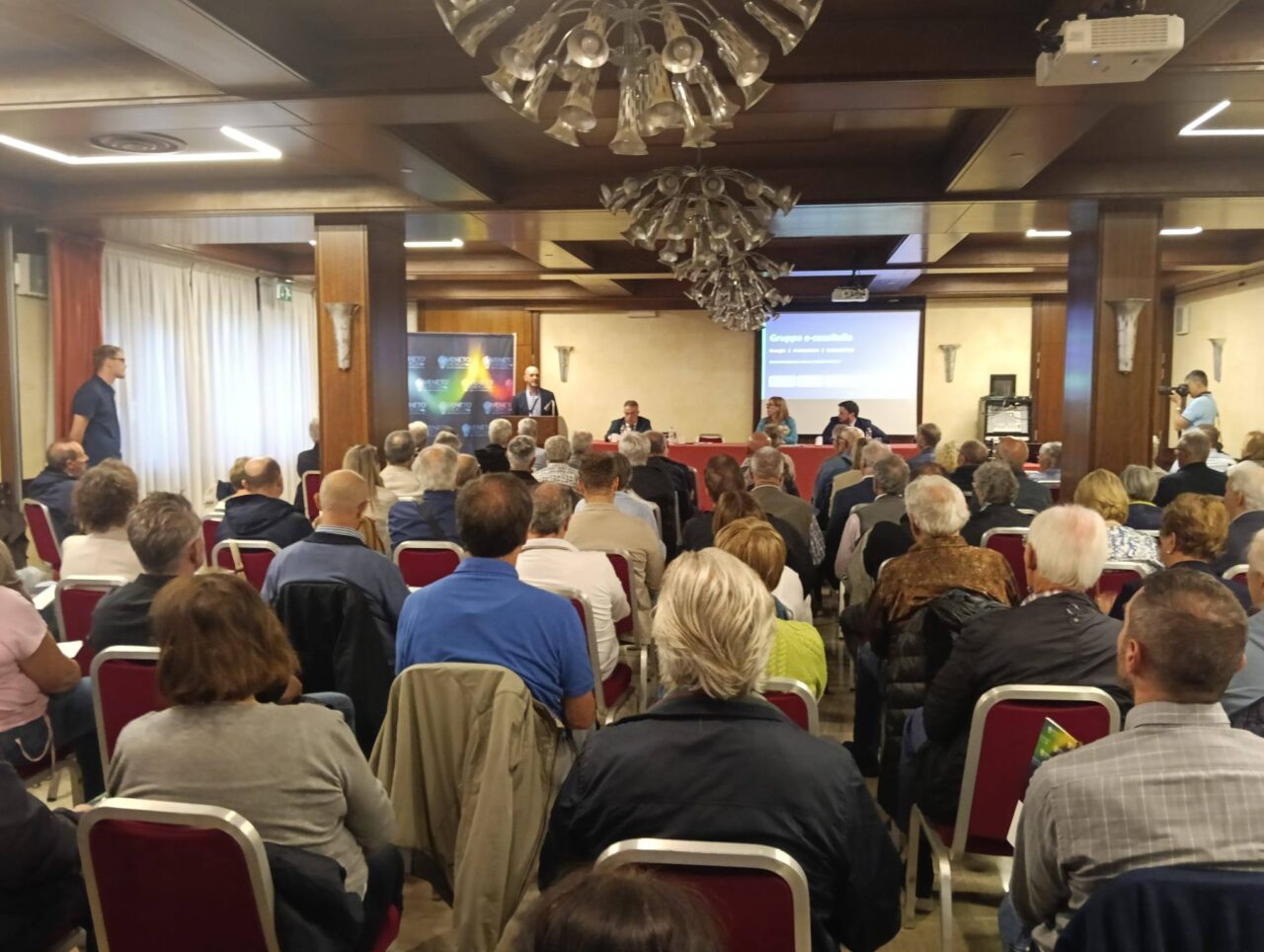 Oltre 100 cittadini a camposampiero per la comunità energetica in veneto: e-cer è realtà - 1 Ista Della Sala Gremita All'Hotel Pino Verde Di Camposampiero, Con Oltre 200 Persone Sedute Ad Ascoltare La Presentazione Di E-Cer, Comunità Energetica In Veneto