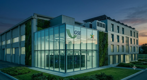 Edificio industriale moderno e data center ad alta efficienza energetica con loghi GSE e MASE per la Guida Operativa Certificati Bianchi 2026.